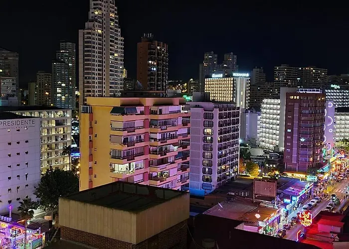 Gerona Apartment On The Strip With Pool & Parking